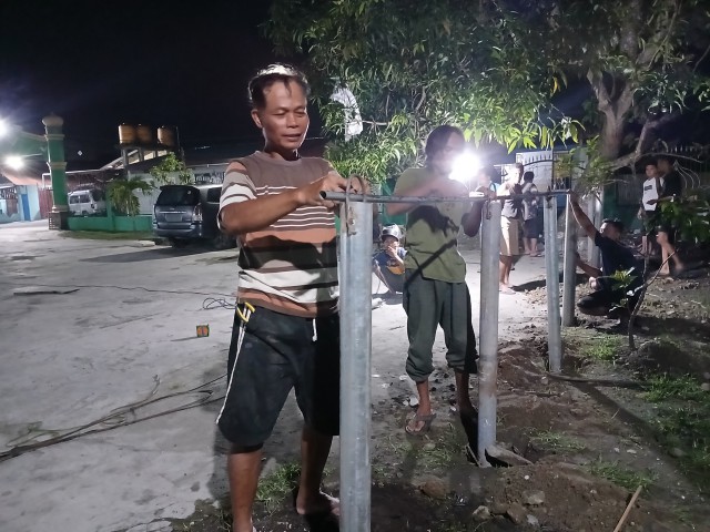 KERJA BAKTI PEMASANGAN PATOK UNTUK SAPI KURBAN